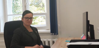 Abivallavanem istumas kabinetis töölaua taga.